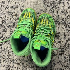 Boys youth sz7 LAMELO Basketball shoe